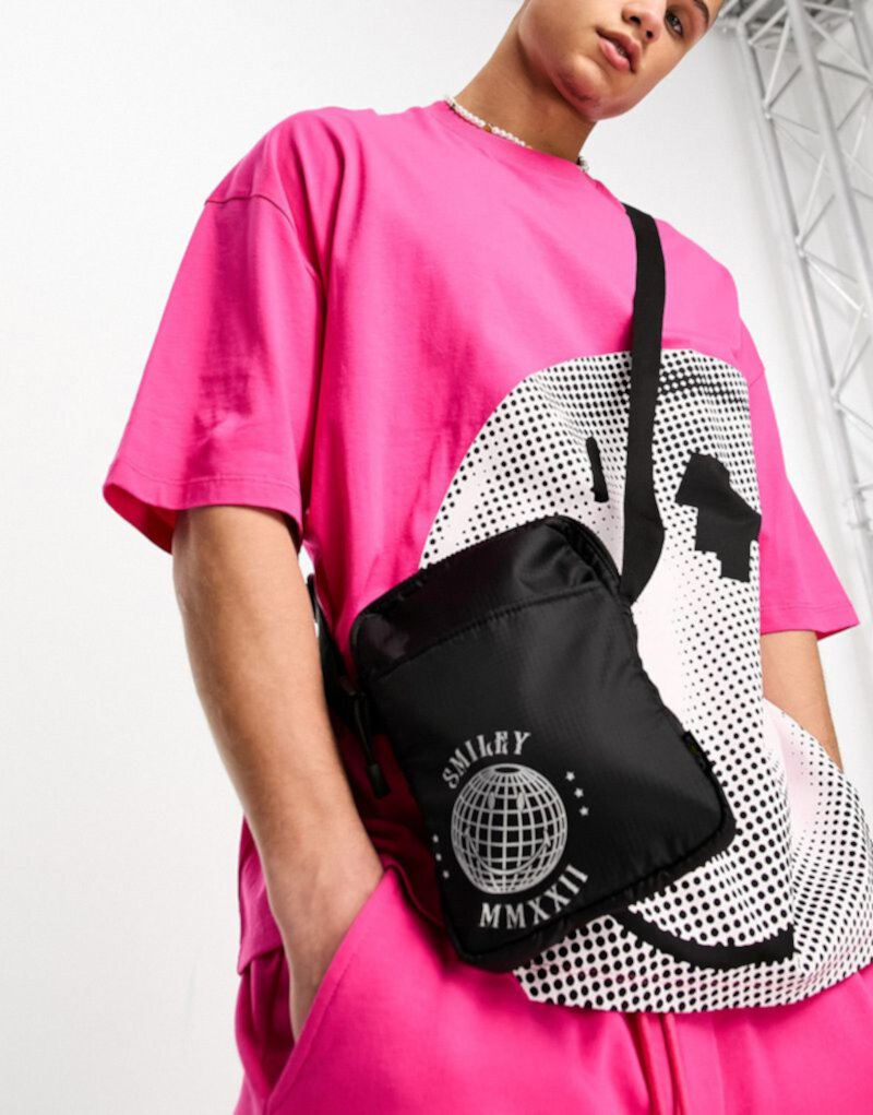 Черная сумка через плечо с металлическим логотипом ASOS DESIGN Smiley Collab ASOS DESIGN