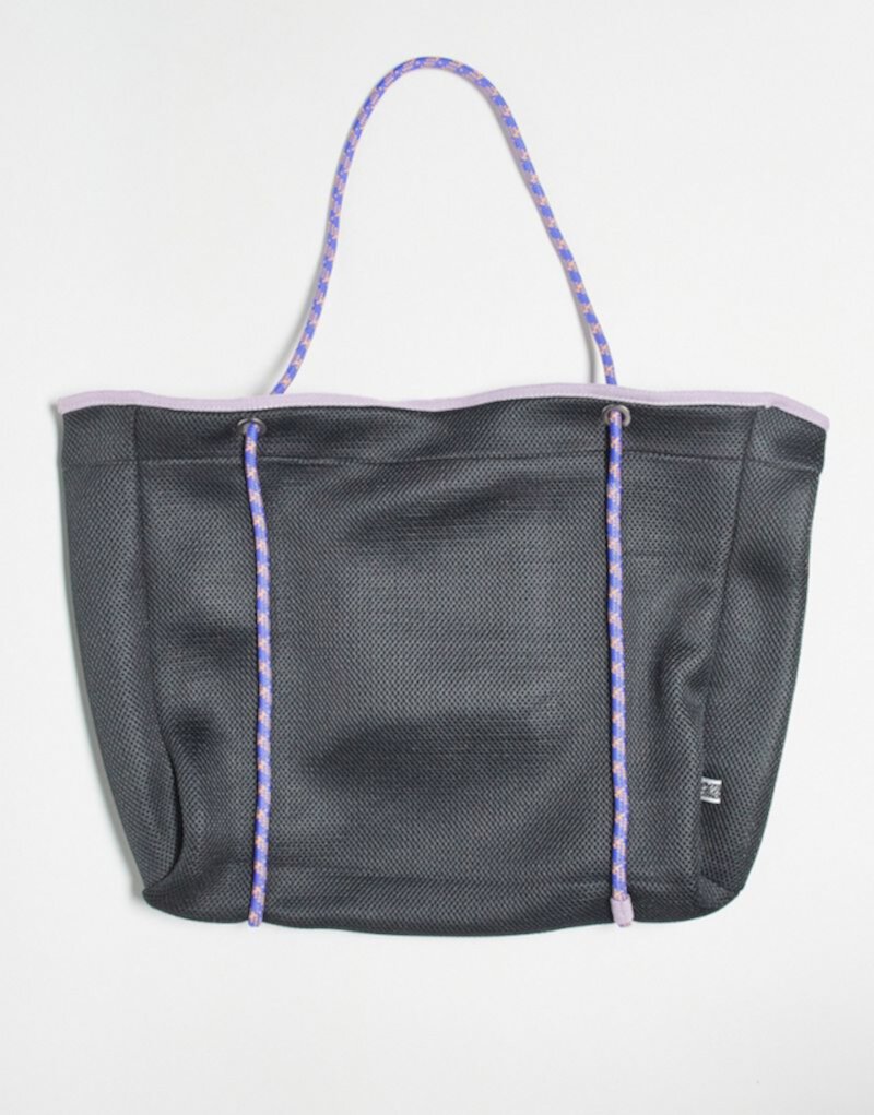 Объемная сумка-тоут Basic Pleasure Mode из черной сетки с сиреневым шнурковым ремешком Basic Pleasure Mode