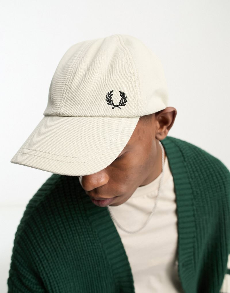 Бежевая бейсболка пике Fred Perry Fred Perry