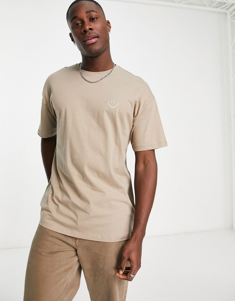 Светло-коричневая футболка оверсайз с вышивкой в виде улыбки New Look New Look