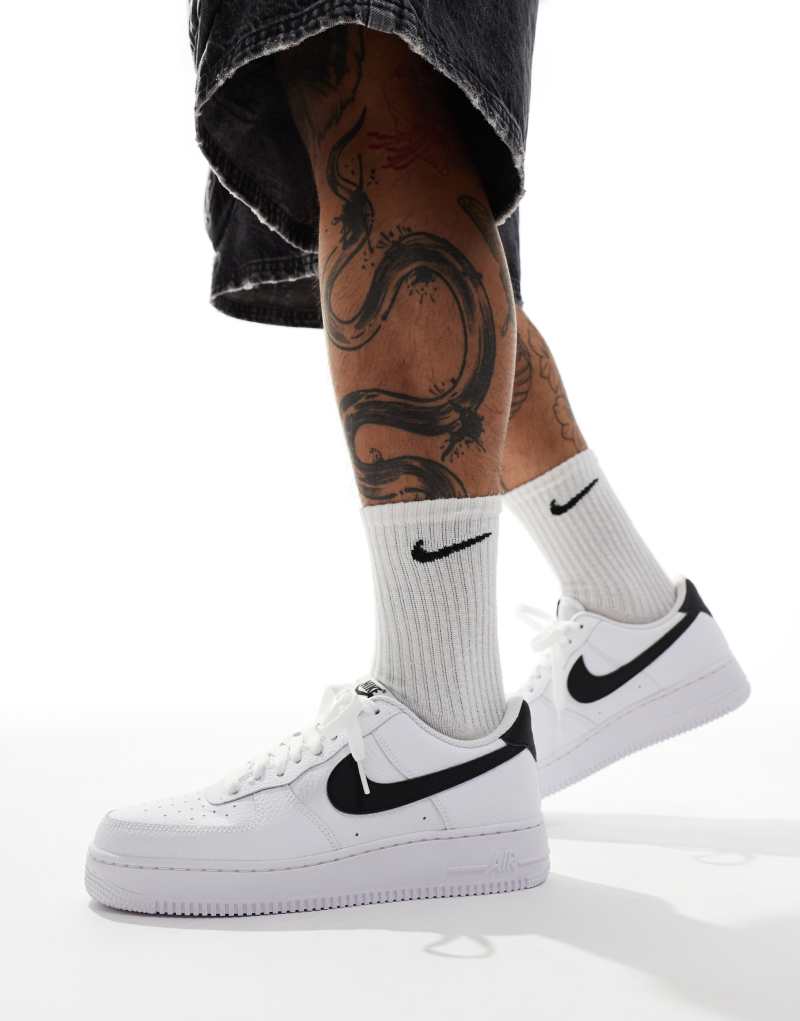 Мужские кроссовки Nike Air Force 1 '07 в белом и черном цветах Nike