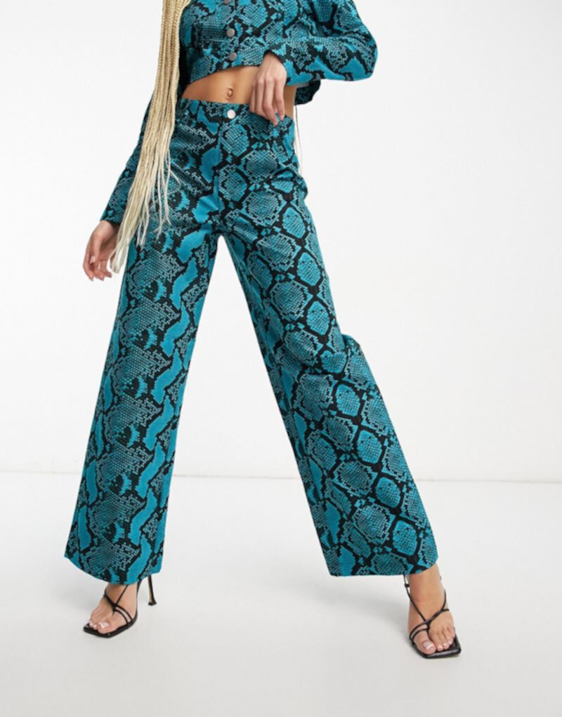 Широкие брюки с сине-черным змеиным принтом Something New X Madeleine Pedersen — часть комплекта Something New