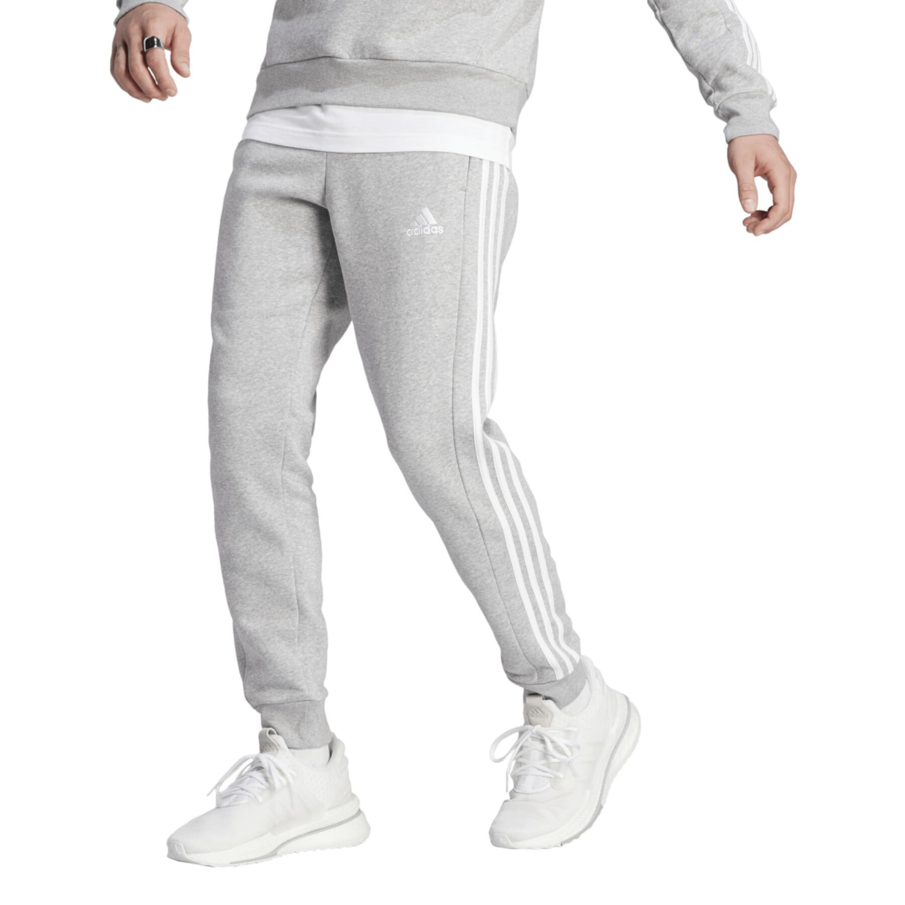 Уютные спортивные брюки с манжетами Adidas Essentials Fleece, изготовленные из 20% переработанных материалов Adidas