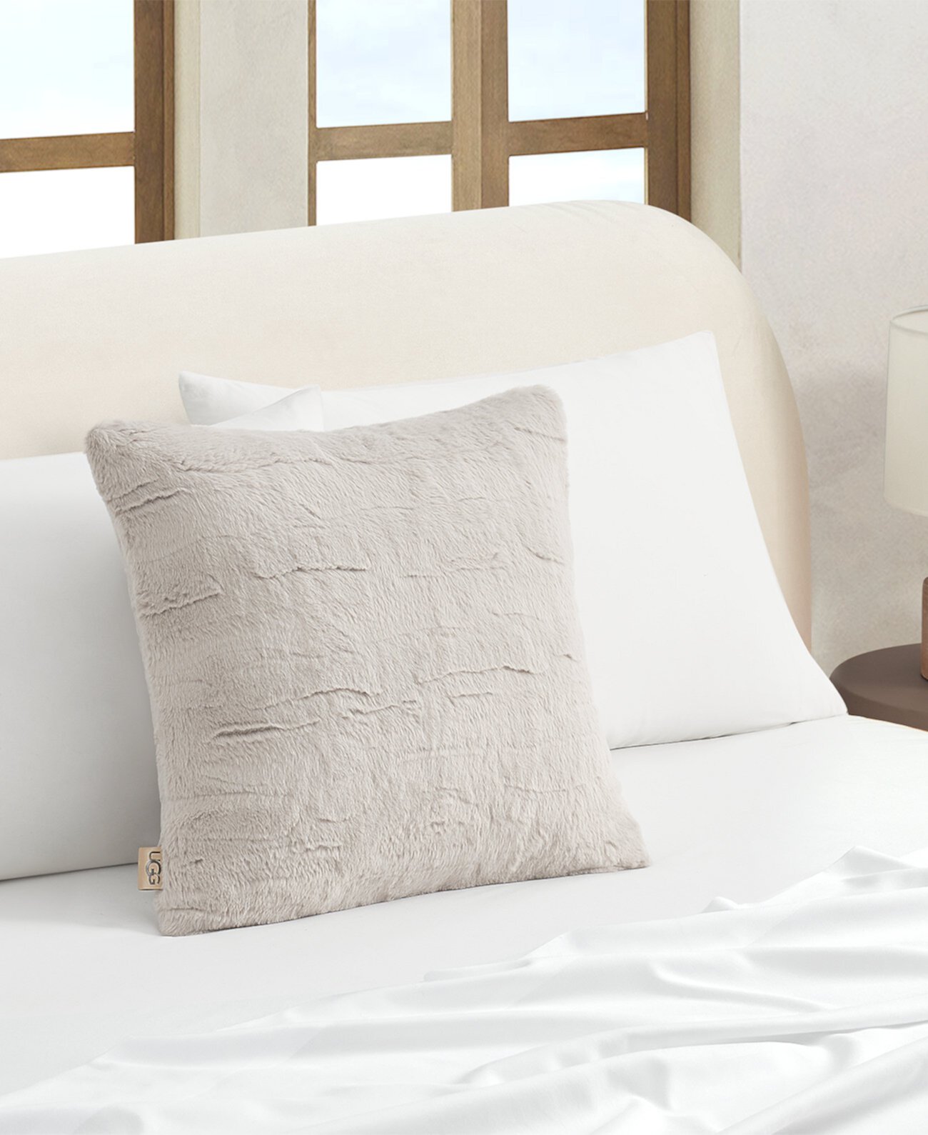 Декоративная подушка из искусственного меха с текстурой Valor, 20 x 20 дюймов UGG