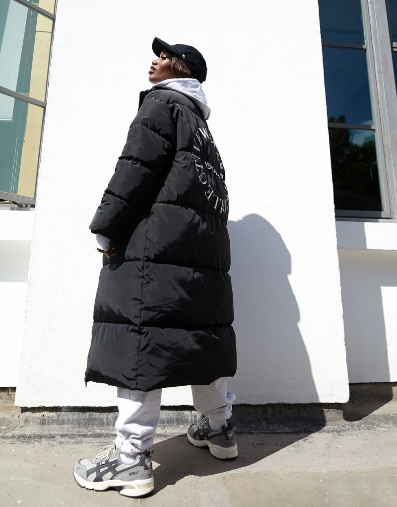 Женское макси пальто с принтом на спине ASOS DESIGN Weekend Collective в черном цвете ASOS Weekend Collective