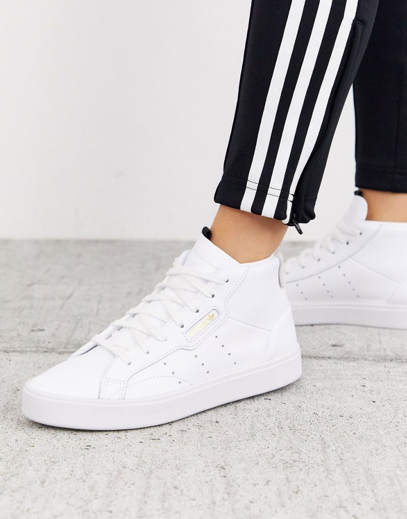 Adidas originals белые. Adidas Top sleek Trainers. Adidas sleek. Белые кроссовки средней высоты adidas. Кроссовки адидас бело серые.