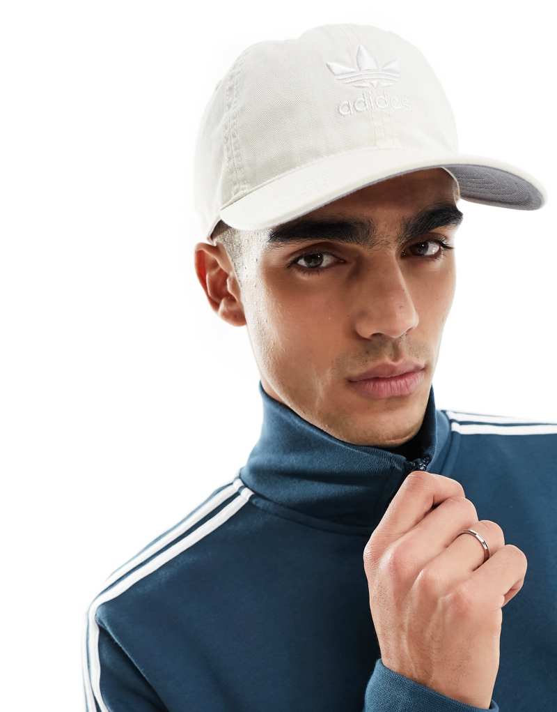 Бейсболка Adidas Originals Relaxed Strapback бежевого цвета Adidas