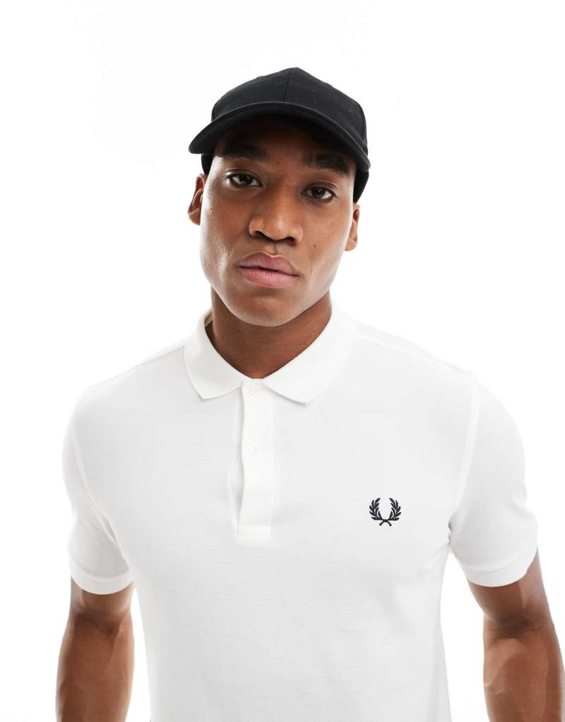 Унисекс поло Fred Perry белого цвета с вышитым логотипом и классическим воротником Fred Perry