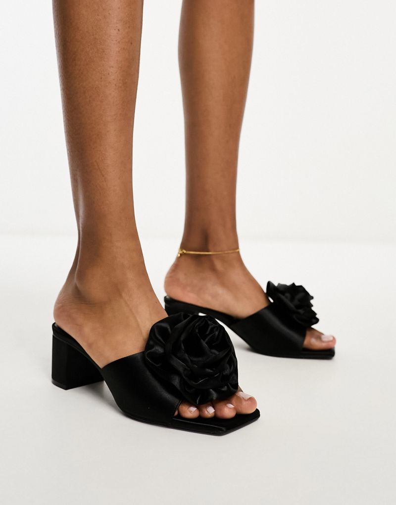 Черные атласные босоножки-мюли на каблуке с цветком Monki Monki