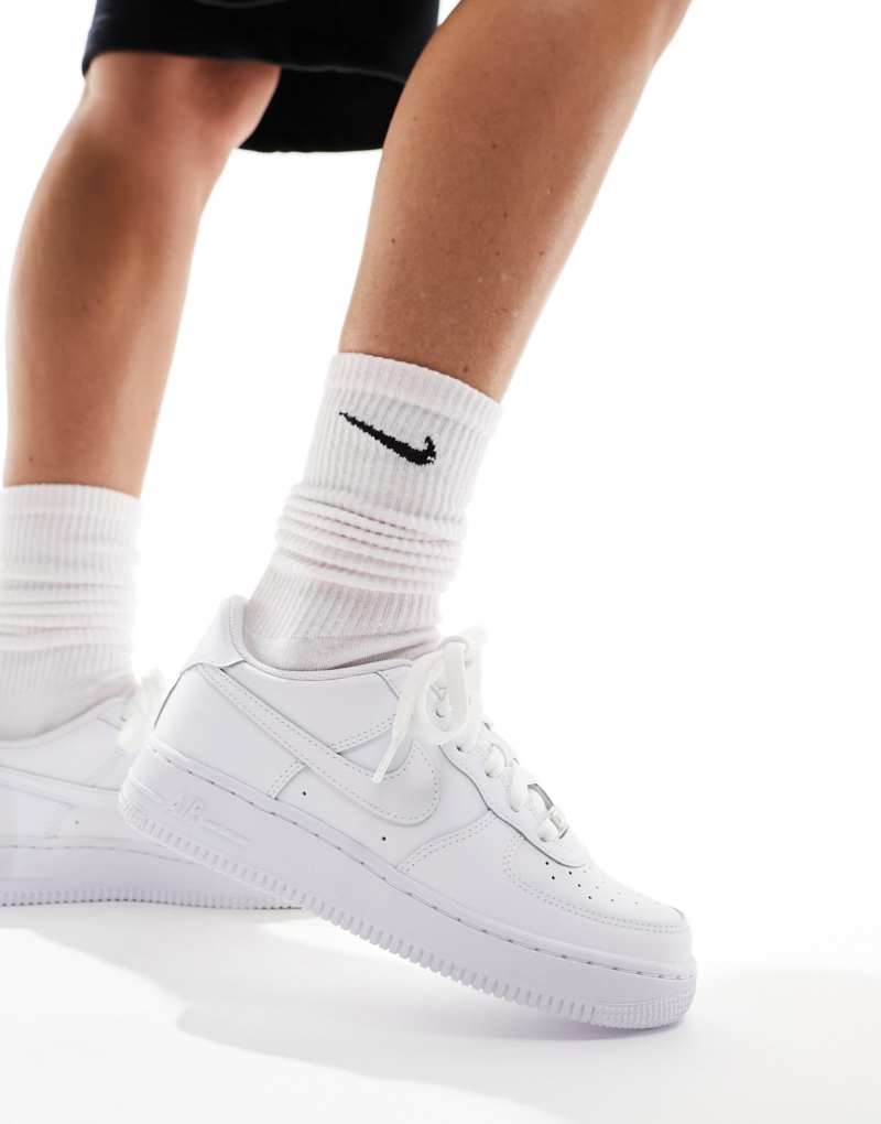 Кроссовки Nike Air Force 1 '07 в белоснежном исполнении с амортизацией Air Nike