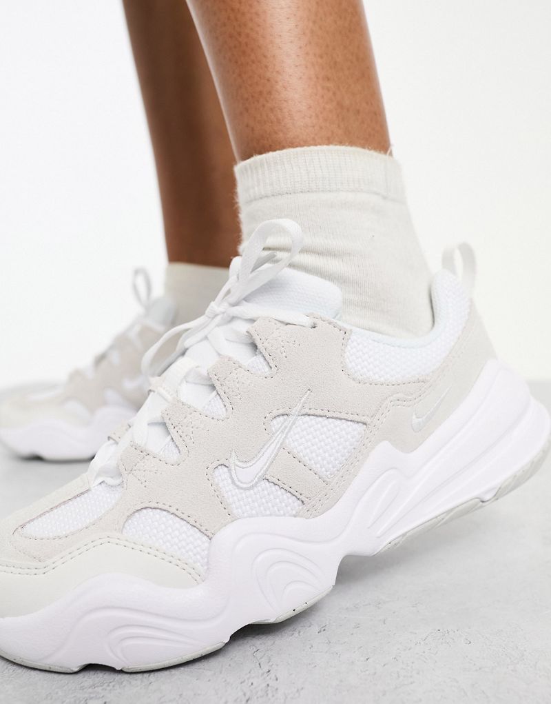 Женские кроссовки Nike Tech Hera в белом цвете для повседневной жизни Nike