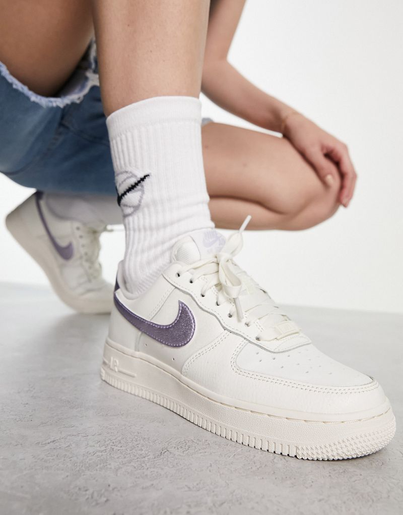  Женские кроссовки Nike Air Force 1 '07 ESS в тройном белом и сиреневом цвете Nike