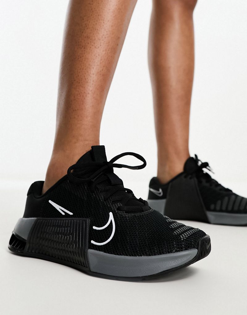  Женские кроссовки для активного образа жизни Nike Metcon 9 в черном и сером Nike