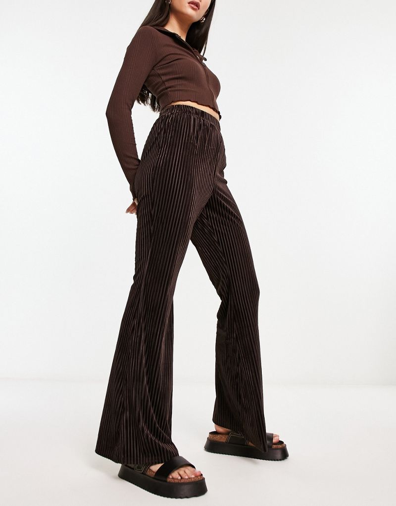 Шоколадно-коричневые бархатные плиссированные брюки Urban Threads — часть комплекта Urban Threads