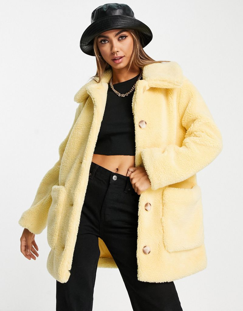 Бледно-желтое плюшевое пальто с поясом и пуговицами Urban Code Urbancode