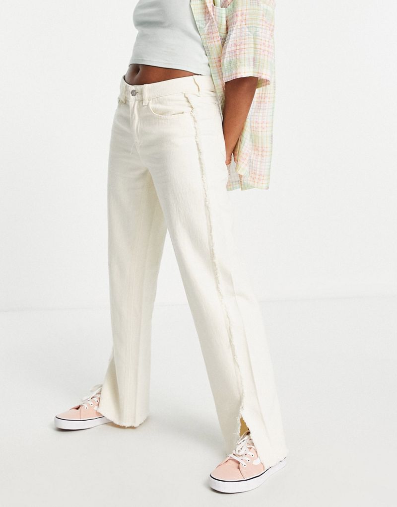 Белые брюки с потертостями Weekday — часть комплекта Weekday