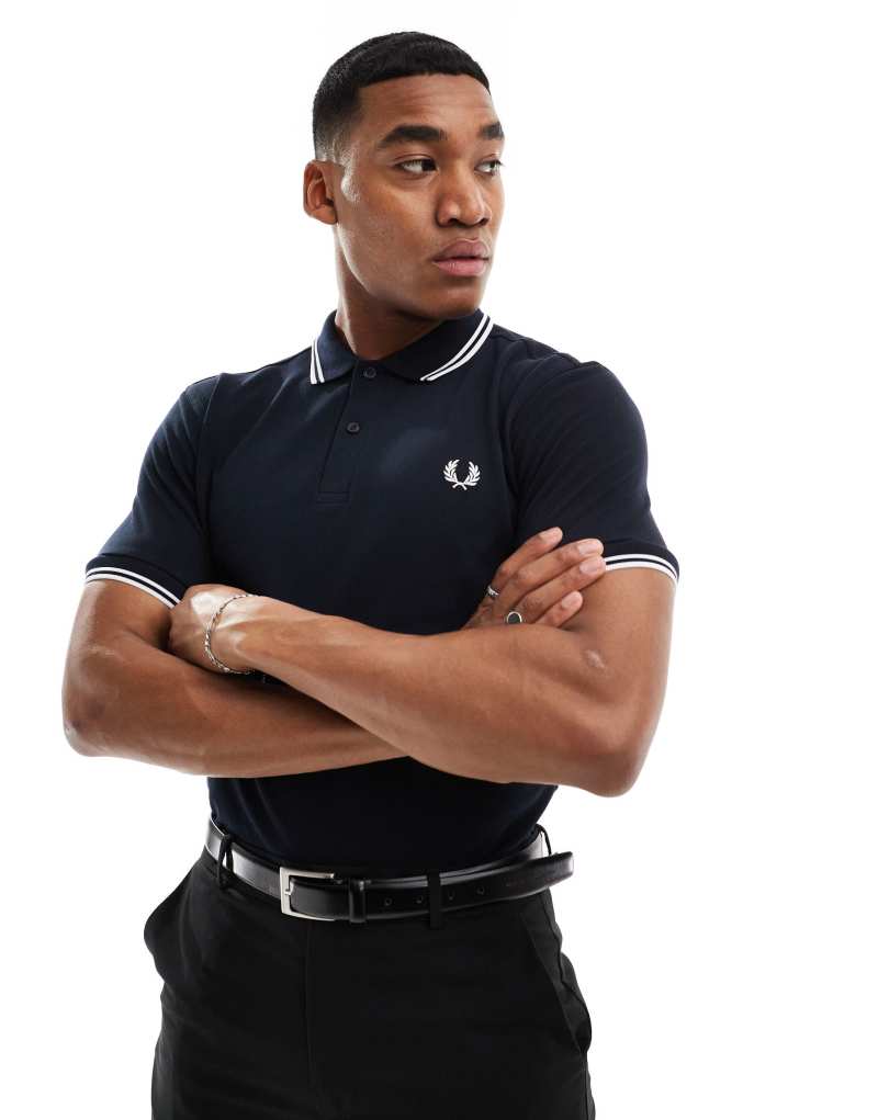 Темно-синее поло Fred Perry с двойной отделкой и вышитым логотипом, белое Fred Perry