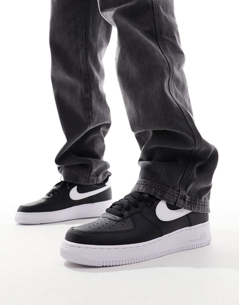 Черно-белые кроссовки Nike Air Force 1'07 Nike