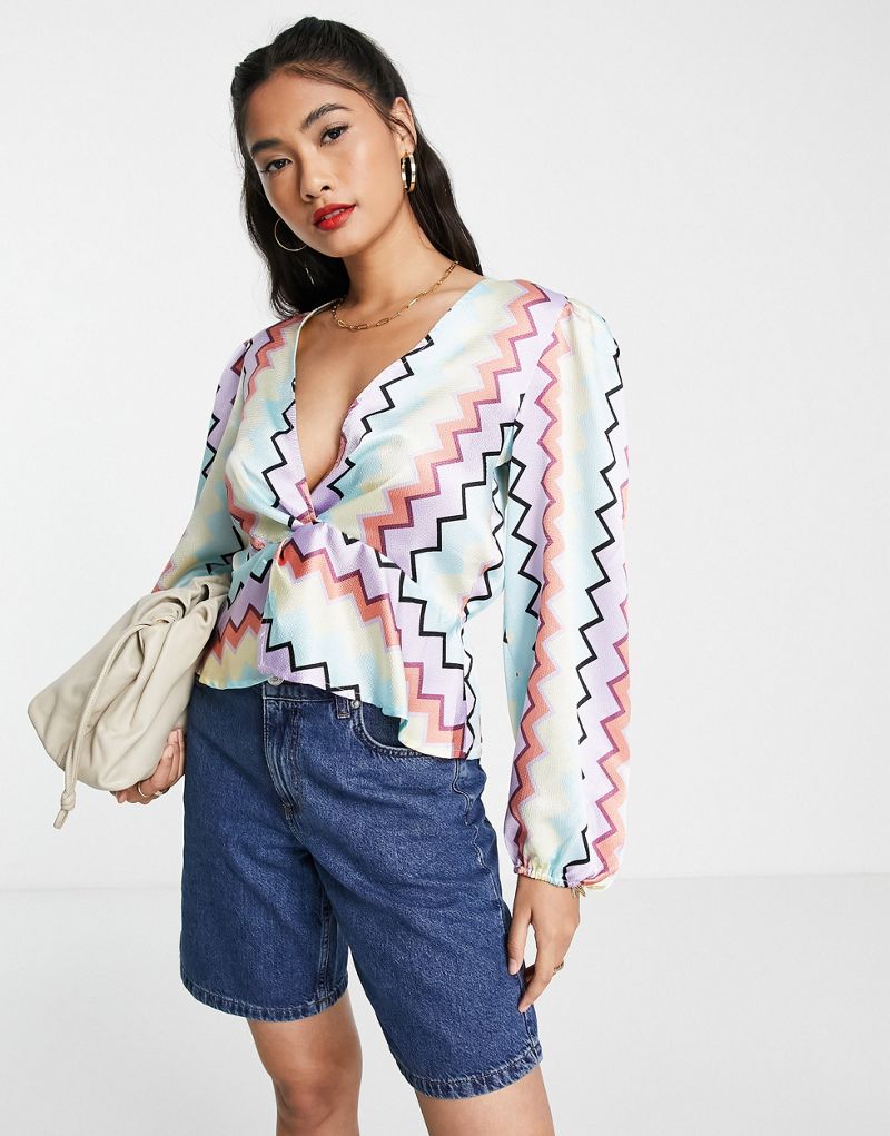 Атласная блузка Vila с перекрученным передом с пастельным зигзагообразным принтом - часть комплекта Vila