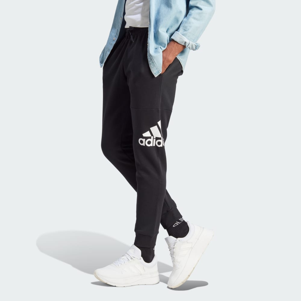 Флисовые брюки с зауженными манжетами и большим логотипом Essentials Adidas