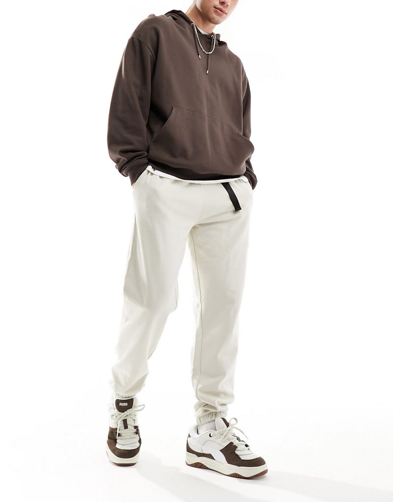 Брюки-джоггеры ASOS DESIGN для мужчин с объемными деталями, карманами типа карго и деталью в виде плетеного ремня бежевого цвета ASOS DESIGN