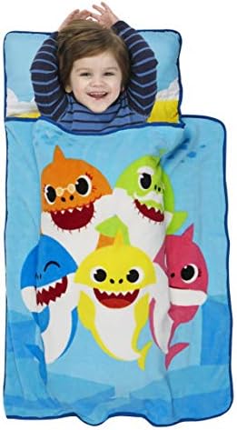 Детский спальный мешок Baby Shark Toddler Nap-Mat - Включает подушку и плюшевое одеяло – Отлично подходит для мальчиков и девочек на дневном сне в детском саду, preschool или kindergarten - Подходит для спящих малышей и маленьких детей Baby Shark