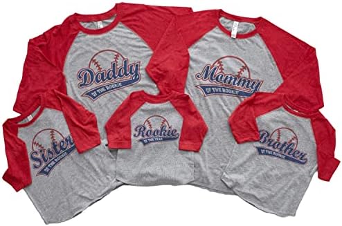 7 ate 9 Apparel Подходящие бейсбольные рубашки «Новичок года» для всей семьи Красная рубашка 7 ate 9 Apparel