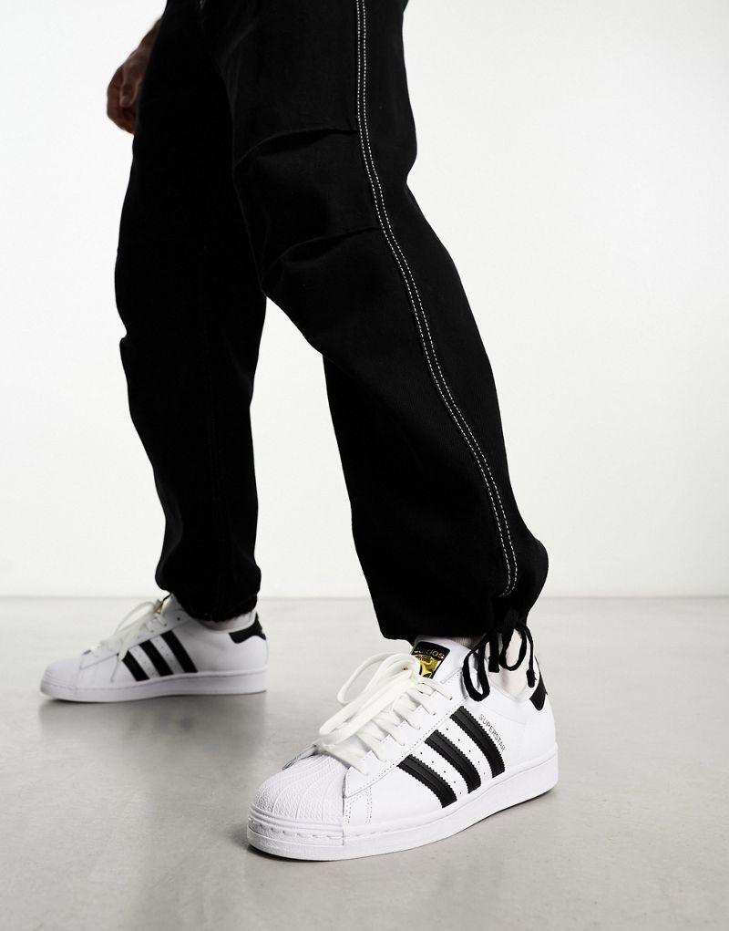  Унисекс кроссовки для повседневной жизни Adidas Originals Superstar в белом и черном цветах. Adidas