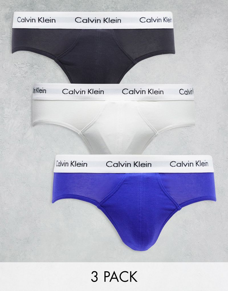 Комплект из трех трусов Calvin Klein синего, серого и кремово-белого цветов. Calvin Klein