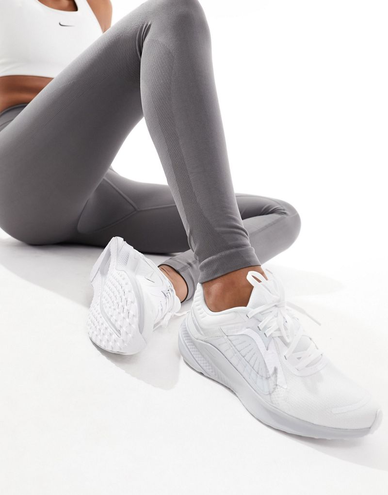 Женские кроссовки Nike Quest 5 в белом и серебристом цвете Nike