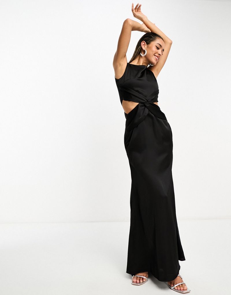 Черное атласное платье макси с глубоким V-образным вырезом на спине TFNC TFNC