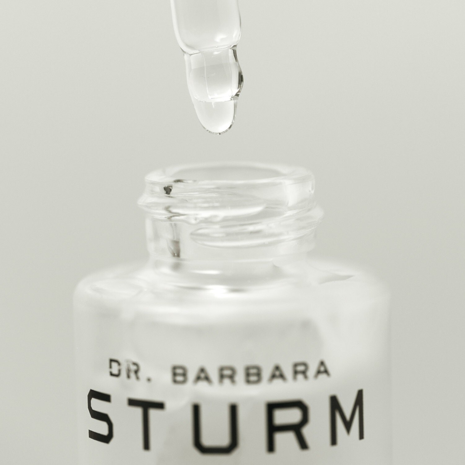 Гиалуроновая сыворотка для темных тонов кожи Dr. Barbara Sturm