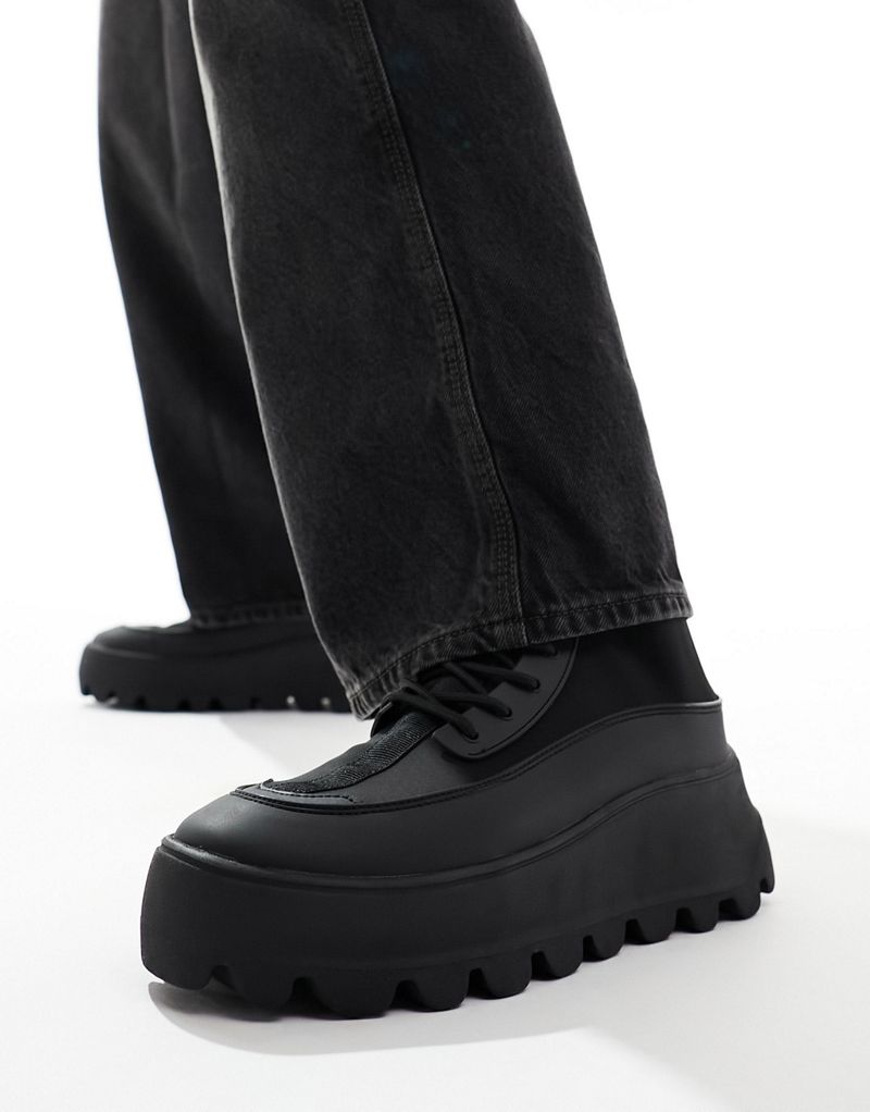 Черные массивные ботинки на шнуровке со значком ASOS DESIGN ASOS DESIGN