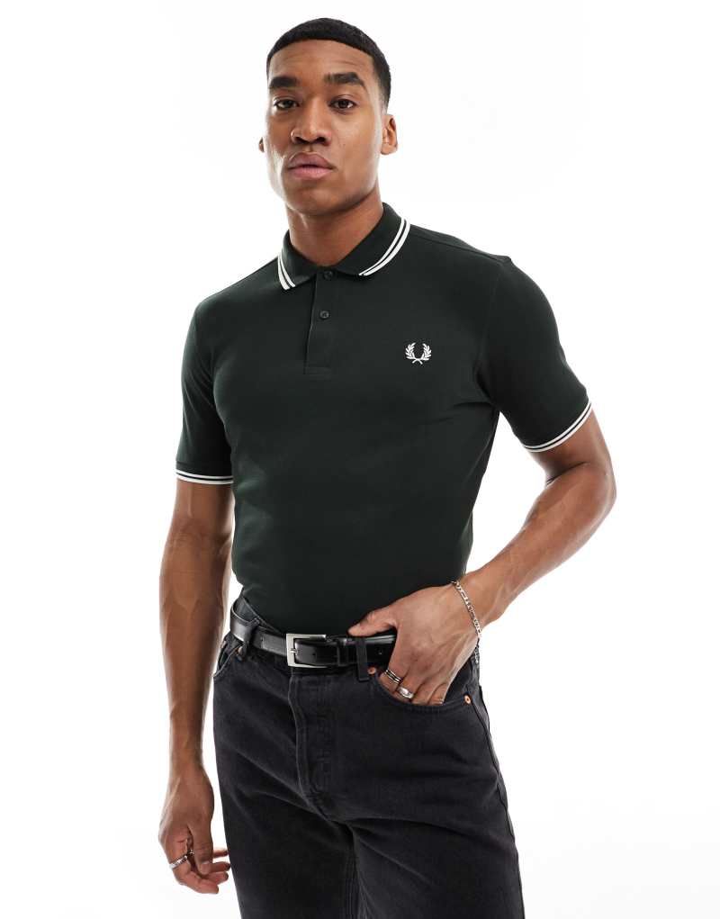 Классическая зеленая поло Fred Perry с контрастной окантовкой и логотипом Fred Perry