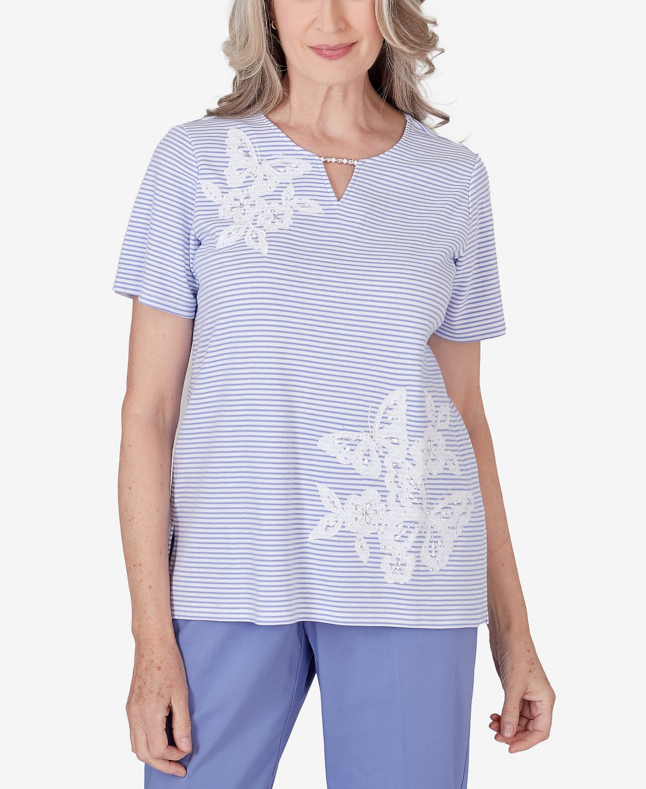 Женская летняя футболка в мини-полоску Breeze с кружевной деталью-бабочкой Alfred Dunner