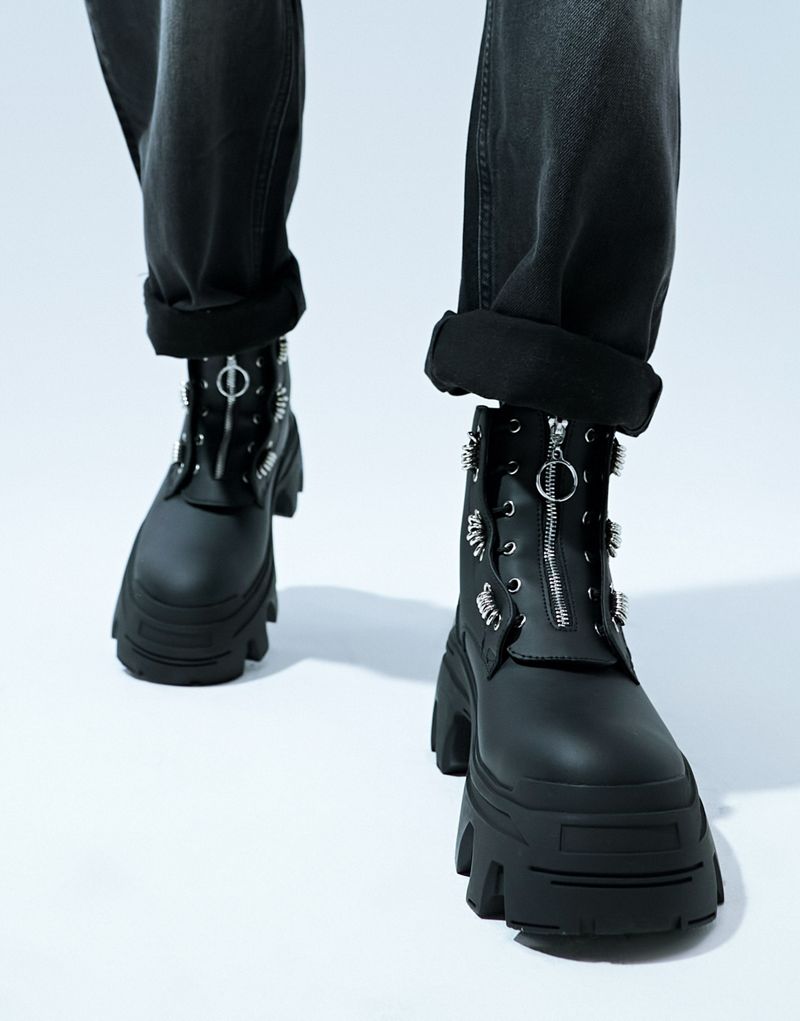 Черные массивные ботинки на шнуровке с серебряной монограммой ASOS DESIGN ASOS DESIGN
