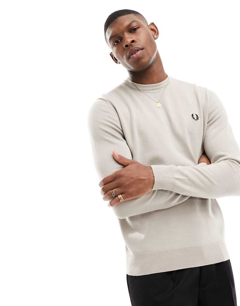 Светло-бежевый свитер Fred Perry с круглым вырезом и вышитым логотипом Fred Perry