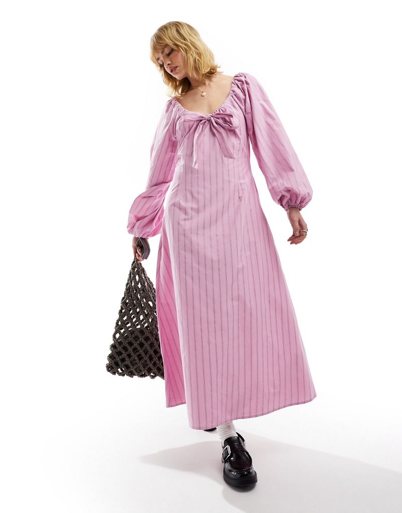 Гламурное свободное платье макси с объемными рукавами и завязками спереди в розовую полоску GLAMOROUS