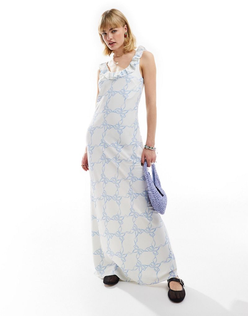Гламурное белое платье макси с овальным вырезом и принтом из синей ленты GLAMOROUS