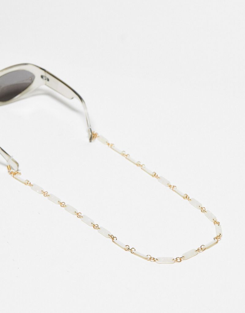 Jeepers Peepers marble sunglasses chain in gold/white Jeepers Peepers