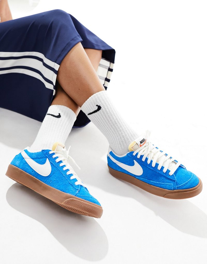 Синие кроссовки Nike Blazer Low Vintage на фото Nike