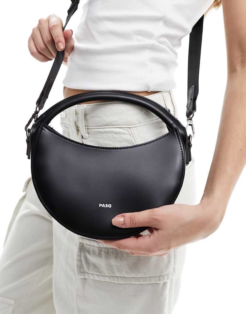 Сумка кросс-боди PASQ crescent grab с detachable crossbody strap в черном цвете PASQ