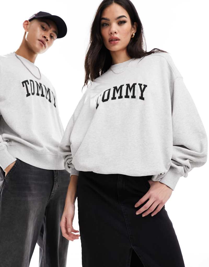 Свитшот унисекс от Tommy Jeans серого цвета с вышивкой логотипа и свободным кроем Tommy Jeans