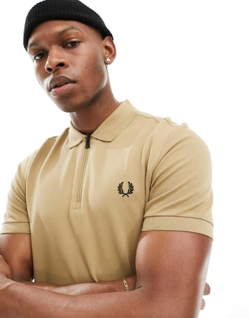 Бежевая поло-рубашка Fred Perry с молнией, короткими рукавами и вышивкой логотипа Fred Perry