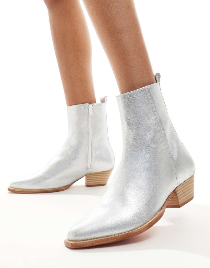 Женские Ботинки Free People Bowers Leather Western Ankle Boots в серебристом цвете Free People