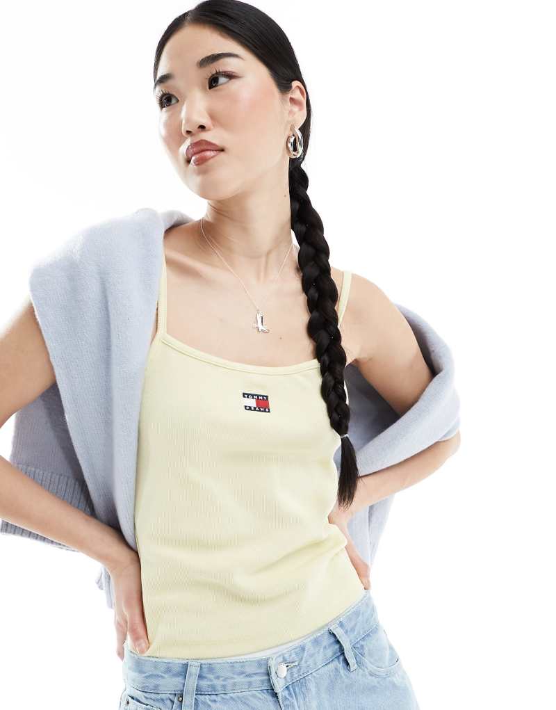 Женская Укороченная футболка Tommy Jeans Badge Ribbed Strap Top в желтом Tommy Jeans