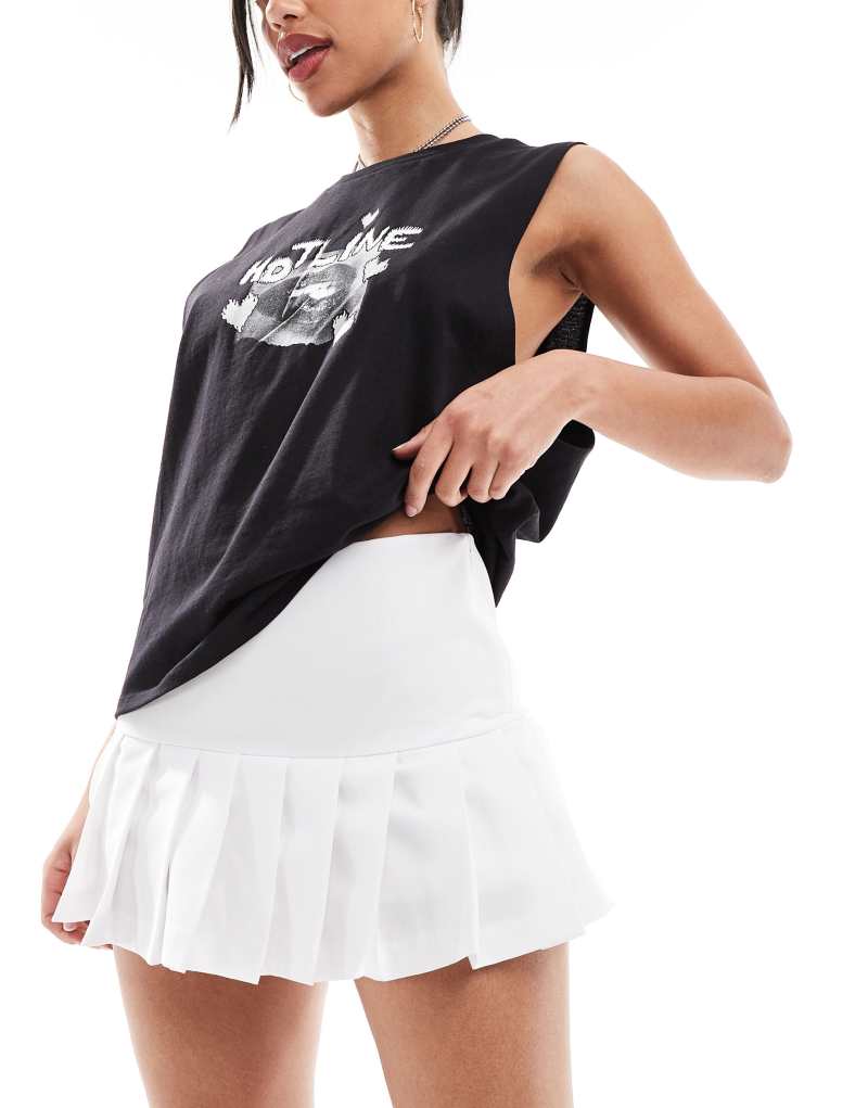 Женские Шорты Collusion ultimate tailored pleated mini skort в белом Collusion