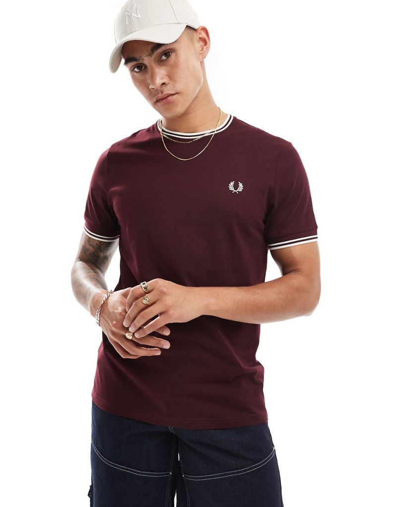 Бордовая футболка Fred Perry с двойными полосками, короткими рукавами и вышитым логотипом Fred Perry