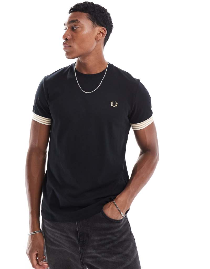 Футболка черного цвета Fred Perry с полосатыми манжетами и логотипом вышивки Fred Perry