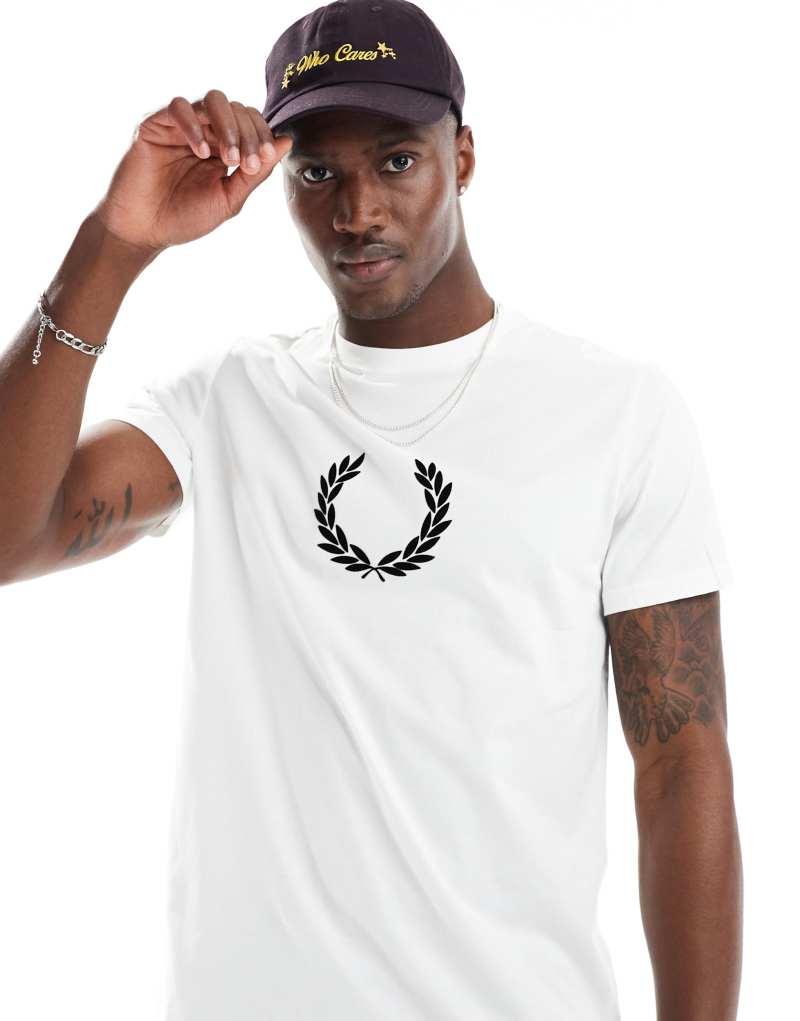 Белая футболка Fred Perry с венком из воробьиных листьев, классический крой, короткие рукава Fred Perry